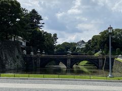 馬場先門の通りをまっすぐ皇居側に歩くと、皇居内で一番有名な二重橋にたどり着きます。