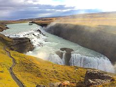 続いて、Gullfoss(8瀑目)へ。
人気の観光地であるゴールデンサークル内にある事もあり、広い駐車場が上と下に。
滝自体もかなりの大きさと落差で、迫力がすごい。
水量はここまで巡ってきた滝のなかでは一番かもしれません。