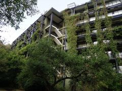 アマンは
アマン東京しか宿泊したことないし
アマン東京は都市型ホテルだったから
まったく気づかなかったけど

アマン京都は
バワの目指した「森に飲み込まれるリゾート」に近いと思った。

スリランカに行ったときジェフリー・バワの建築巡りで
宿泊した
「ヘリタンスカンダラマ」（写真）や