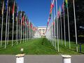 そして各国旗が並んだ奥にある建物。あれが国連欧州本部なのでしょう。有名なアングルです。