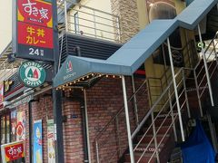 結局、ホテルの近くにあるモリバコーヒーでサンドイッチとコーヒーを、ということにしました。モリバコーヒーは下階のすき家と同じゼンショーグループの運営しているカフェです。

アジュール竹芝の近くのお店というと、このモリバコーヒーとすき家、それからファミリーマートなどがありますが、それ以外は浜松町駅付近まで行ったほうが充実しています。