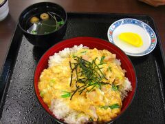 羽田空港から山口宇部空港まで飛び、そこからレンタカーで美祢市の秋芳町までやって来ました。
目的はもちろん秋芳洞ですが、その前に腹ごしらえ。
秋芳洞近くの安富屋レストランにて、地鶏の親子丼を注文しました。
ここはお土産も沢山販売しており、休憩には丁度良いです。