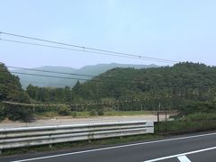 まずは
①塩郷の吊橋
長さ220m、高さ13m

吊橋が背景の山に同化して、見分けにくい

数台駐められる駐車場に車を停めて、歩いていく