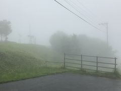 きじひき高原へトライするも何も見えず

対向車のパッシングはコレだった！
ホントに前が見えなくて、この夏いちばんのドキドキハラハラ
真っ白な霧の中から対向車線にいきなりバイクが現れて親子で飛び上がった！