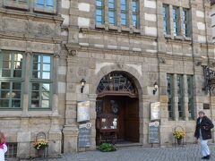 　旧市街の入口にあるこの古い石造りの建物は「ネズミ捕り男の家（Rattenfängerhaus）」。建設は１６０３年と、物語から３００年以上経っていますが、以前の建物にネズミ捕り男が泊まっていた、という伝説があります。