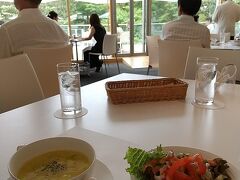 到着したのが12時過ぎ（家出るのが遅い (^^;)だったので、まずは館内のレストラン「アレイ」でランチ。

こちらもガラス張りです。
テーブルとイスや、食器、ランチョンマットも真っ白で、外の緑が映えます！
天井が高く広々とした気持ちのいい空間です。

メインを選べるランチセットで、鶏の香草パン粉焼きを選びました。
\2,480
スープ、サラダ、メイン、パン、コーヒーor紅茶。
