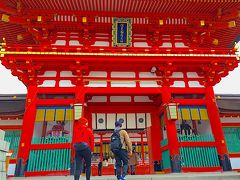 百万遍から出町柳まで歩いて、そこから京阪で伏見稲荷までやってきました。
有名観光地ということもあり、外国人が沢山います。