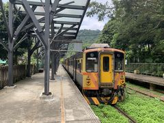 一般的な気動車２両とラッピング２両の連結。内湾駅