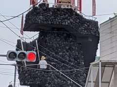 こちらは穴守稲荷さん。
岩山？の上にお社が有りまして階段をぐるぐると回って登ると御利益があるそうです。