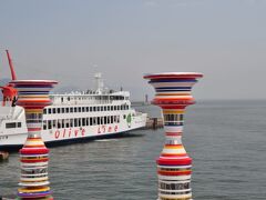 高松港です。ここから小豆島や豊島、直島などの有名な離島へ！
高松駅から徒歩数分で着く非常に便利な港です。