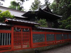 玉前神社は、上総国の一宮。
拝殿は工事中だったので、横から本殿を拝観させていただいた。
本殿を囲んでいる朱塗りの透塀がとても美しかった。