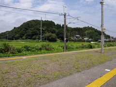 11時1分発の普通列車に乗車。
２つ目の大東駅で、後から来た特急列車に抜かれる。
こちらはのんびり各駅停車の旅だ。
大原駅の一つ先の浪花駅では、房総らしいたおやかな景色が望めた。