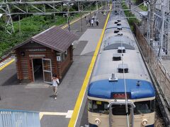 11時38分に勝浦駅に到着。
ここで５分停車するというので列車の外へ出てみる。
ふと、子供の頃、家族で勝浦の海中公園へ来たことを思い出し、懐かしさもあって行ってみることにした。
勝浦海中公園の最寄り駅は、勝浦駅の一つ先の鵜原駅。
降り立った鵜原駅は、山間の小さな駅だった。