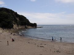 駅から10分ほどで勝浦海中公園が見えてきた。
夏休み中の週末だと言うのに、浜辺には人影は少なかった。