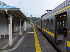 安房鴨川駅では、６分の待ち合わせで館山行きに接続するので、一度行ってみようと思っていた仁右衛門島へ向かうことにした。
最寄りの太海駅は隣の駅だ。
太海駅には、13時17分に着いた。
水色の屋根に白壁の木造の素朴駅舎が素敵だ。