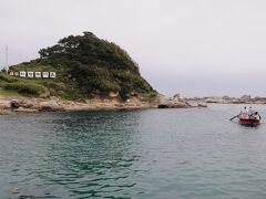 仁右衛門島への渡船乗り場は、駅から歩いて15分ほどであった。乗り場からは、すぐ目の前に仁右衛門島が望めた。泳いでも辿り着けそうな距離である。しばらく待つと、島のほうから渡船がやってきた。