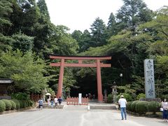 さて、下総一宮香取神宮に到着です。
道路から斜め左に入る商店街の駐車場はいっぱいでしたが、5－6分ほど待って駐車できました。
商店街の駐車場に入らず道路を直進し、商店街の先で左に入ると、神社の無料駐車場があります。こっちは数台空いていました。