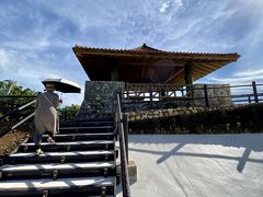石垣島北部のくびれた所にある『玉取崎展望台』にやってきました。
最終日に来るのを予定していたのですが、天気が曇りだったので晴れている時に行っておこうということになりました。
展望台は天気が大事ですからね。