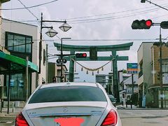 最後に向かうのは、富士吉田のメインスポットの北口本宮富士浅間神社です。
昭和な感じの商店街には、青銅の大鳥居。