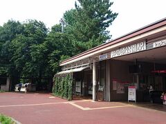 井の頭公園駅に到着。
駅を出たらすぐ近くに公園入口があります。