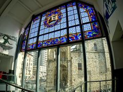 【リベラ市場】

写真：この正面のステンドグラスには「ビルバオの紋章」が描かれています。向こう側には「サン・アントン教会（Iglesia de San Anton）」の重々しい壁が見えます。