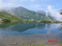 着きました！八方池。
風もなく、池が鏡のように山々の景色を映し出していてきれいです！