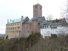 　食事を終えてヴァルトブルク城へ。城は小高い山の上にあります。