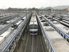 かしわ台駅には相鉄線の車両基地隣接されています。
噂には聞いていたのですが、ずらっと並んだ車両はなかなかの迫力でした。