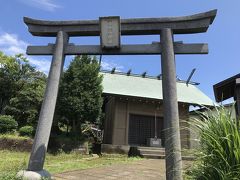 鳥居をくぐりさらに歩き続けると、頂上に小さな神社がありました。
その名も"富士山神社"です。