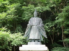 公園内には、羽柴秀次公の像が建っています。

豊臣秀吉の甥で関白までなられましたが、その後に秀吉の命により切腹されました。
