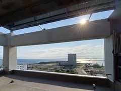 今夜のホテルはドーミーインです。全国どこに行ってもまずはドーミーインで予約を検討します。最上階露天風呂からサフィールホテルと北防波堤ドームを眺めます。