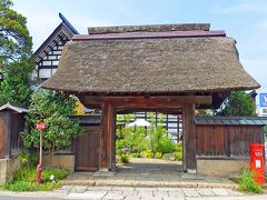 今回の１泊目のお宿は、赤湯駅からほど近くにある老舗の温泉旅館『山形座 瀧波（やまがたざ たきなみ）』です。
「山形座 瀧波」があるのは、山形県南陽市にある温泉街、赤湯。
山形といえば、さくらんぼやぶどうといった果物の産地として有名ですが、日本で唯一、県内の市町村すべてに温泉が湧出している温泉天国でもあります。
開湯920余年の赤湯温泉は、「戦の途中、多くの兵士が傷付いた身体を湯に浸すと、傷を癒した湯が真紅に染まった」これが、“赤湯”の名の由来です。