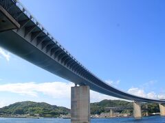 港町に突如として現れる「牛深ハイヤ大橋」を通過。

イタリアの建築家レンゾ・ピアノ氏によって設計され、平成9年8月に完成。全長883m / 幅員16m　新熊本100景にも選ばれています。

「牛深ハイヤ大橋」をとりまく「海の駅うしぶか海彩館」より撮影。