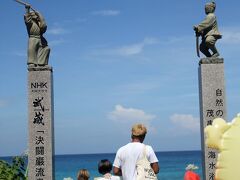 ★「茂串海水浴場」
住所：熊本県天草市牛深町茂串
（駐車場代：500円）

駐車場からこちらの階段を下りて向かいます。
NHK大河ドラマ「宮本武蔵」の巌流島決闘シーンのロケ地になったとか。
すごーい！