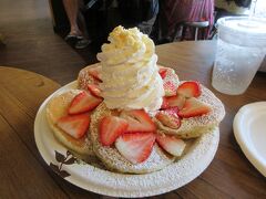 このお店のパンケーキは本当にボリュームが凄い！
食べて一休みしました。