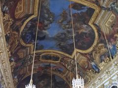 パリの南西20キロほどのベルサイユにあるルイ王朝の宮殿ヴェルサイユ。ルイ13世が狩猟のために建てた離宮をルイ14世が拡張し、パリから宮廷が移されたとのこと。建物の全長は577メートル、内部の装飾は後期ばりっく趣味に統一されて豪華をきわめ、ヨーロッパの宮殿建築に大きな影響を与えたそうです。赤坂離宮もこれを模倣したというから驚きです。