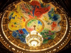 設計士シャルルガルニエによって建てられた、完成までに15年の歳月を要した劇場、オペラガルニエ。
16世紀の古典様式とバロック様式が取り入れられ、細部まで施された装飾、赤いビロード張りの客席と豪華な場内は優雅な観劇気分を盛り上げています。
写真は劇場の天井。シャガールの素晴らしい天井画に圧倒されました。