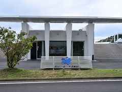 ●足摺テルメ

四万十市の中村から国道321号線と県道27号線を走り抜け、四国最南端の「足摺岬」に着いたのはもう17時を過ぎた頃。

この日の観光は早々に諦め、「足摺テルメ」というリゾートホテルへ。
こちらが今日の宿で、高台にある駐車場に車を停めると、正面に特徴的なエントランスがあるのですが、普通あるはずのホテル客室の建物が見当たらないな。。。