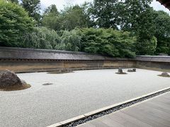 バスに乗って数分で龍安寺。
石庭。こちらでは皆さん座って鑑賞されてました。
どの角度から見ても１５の石を同時に見ることはできないとか。