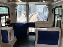 新交通ゆりかもめ「新橋」駅

新交通ゆりかもめの車両最前部の座席（写真右）に乗車し、
新橋からお台場まで向かいます (^^♪
こちらも観光客がいないのでガラガラでした。