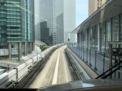 新交通ゆりかもめ「新橋」駅

ゆりかもめは、自動列車運転装置による無人自動運転ということもあり、
車両最前部の座席に座っていると、まるで自分がゆりかもめの
運転をしているかのように思えます (#^^#)

早朝・深夜時間帯や自動列車運転装置の機能障害などの
非常時に備えて行われる手動運転訓練時などには、車両最前部の座席
は運転席となり、自動運転ではなく運転士が乗務したワンマン運転が
行われます。