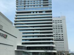 2020年4月27日に開業した『メズム東京、オートグラフ コレクション
（mesm Tokyo, Autograph Collection）』の外観の写真。

『ウォーターズ竹芝（WATERS takeshiba）』の「タワー棟」の
高層階部分（16～26階）に『メズム東京、オートグラフ コレクション』
（計265室）が入っています。
このホテルは、マリオット・インターナショナルが展開する
高級ホテルブランド「オートグラフ コレクション」を冠する
国内2番目のホテルです。
ちなみに、国内1番目のホテルは『ザ・プリンス さくらタワー東京、
オートグラフ コレクション』です。

昨年（2019年）に『コンラッド東京』に宿泊した際には、
まだ建設中でしたが、コロナ禍にも関わらず、開業を延期することなく、
予定通り開業しました。

『コンラッド東京』のお部屋から眺めた『ウォーターズ竹芝』などは、
こちらの旅行記をご覧下さい↓

<『コンラッド東京』宿泊記（２）ヒルトン・オナーズの
ダイヤモンドメンバー特典で「コーナーベイビュースイート」に
アップグレード☆彡>

https://4travel.jp/travelogue/11559708