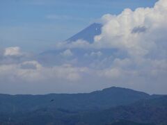 海抜５００ｍ以上の山頂は涼風を感じます。

そして！霊峰富士が見えますが、全貌は見せてくれず、片目のウインクだけです（笑）

でも、皆大喜びです。

腐っても鯛、ウインクでも富士です（爆）