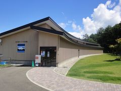 田沢湖の環境、ｸﾆﾏｽ絶滅から復活への道について学べる資料館があります。
田沢湖ｸﾆﾏｽ未来館です。

ｸﾆﾏｽはもともと、田沢湖にのみ生息する固有種で、成長すると全長30㎝程になる淡水魚です。
食用魚として、漁業対象になっていたのですが、1940年以降田沢湖に酸性の水が流入する事になり、ｸﾆﾏｽは死滅。地球上から姿を消したと考えられていました。

それが2011年、富士五湖の一つ「西湖」で発見されたと発表がありました。

1935年に人工ふ化実験のため、富士山のふもとにある西湖等へ受精卵を放流する計画がありましたが、その後成魚の発見には至らず、すっかり忘れ去られていましたが、70年以上の時を経て、この計画が再びｽﾎﾟｯﾄﾗｲﾄを浴びる事になりました。

それは、魚を愛して止まない一人のﾃﾚﾋﾞﾀﾚﾝﾄ「さかなｸﾝ」の元に、西湖の漁業団体からｸﾆﾏｽらしき個体が届けられ、普通ではないことに気付いた「さかなｸﾝ」は、魚類学を専門とする京都大学の中坊徹次教授に標本を送り、確認の結果ｸﾆﾏｽということが判明しました。

中坊教授も「にわかには信じ難く、確認作業に1カ月ほど費やした。それくらい驚きの発見だった。ｸﾆﾏｽが絶滅していなかったんだからね。」と発言している。

今では西湖には、約1万匹のｸﾆﾏｽが生息していると考えられています。
富士山の地下水が流れ込む西湖は、深部の水温が常に低く、ｸﾆﾏｽの生育に適した環境が整っている。
中坊教授は、「地元住民の生活もあるが、ｸﾆﾏｽを2回も絶滅させてはならない。西湖の生態系はなんとしても守らなければ。」と語っておられます。