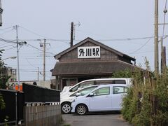 さて、電車は外川駅に到着しました。3連休ということもあって車内はかなり混んでいました。みんな犬吠駅で降りていましたね。
そろそろお昼なのでおいしい刺身を食べに行きます！