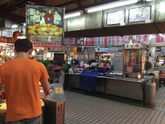 その後、そのまま通りをまっすぐ歩いていくと、「瑞芳美食広場」という、食堂が集まった屋内の屋台街？市場？に突き当たりました。まだ時間が早いのか、やっていないお店も多かったですが、その中で、「瑞芳林記福州胡椒餅」というのお店がやっていたので、一つ購入します。胡椒餅は台湾名物としてたまに名前を聞いていました。