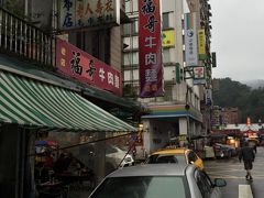 駅の正面の通りをまっすぐ歩いていくと、「福哥牛肉麺」という牛肉麺屋さんを発見。入ってみます。