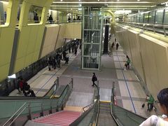 台北市内に戻り、今度は夜市に行きます。
地下鉄を利用しましたが、どこも清潔で、広く、何よりすべての駅に授乳室、ベビールームが完備されていて、本当に助かります。

夜市に行くときには、毎回、駅のベビールームでミルク（溶かして飲むやつ）を飲ませ（お湯もあります）、おむつを替えさせてからにしていました。
ちなみに写真は、遼寧街夜市の最寄り駅、南京復興駅です。