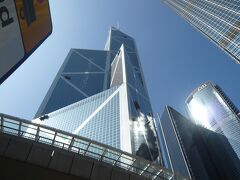 絶対観るビルその①「中国銀行ビル」を見上げれば、写真を撮りたくなること必至。