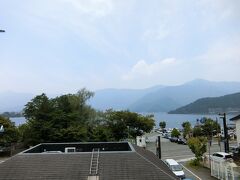 河口湖インターを出てからはそれほど混んでいなかったので、11:30頃ロープウェイ乗り場までやってきました。急な坂を上っていくと駐車場がありましたがラスト一台に滑り込んだ感じ。あまり駐車スペースはありませんでした。